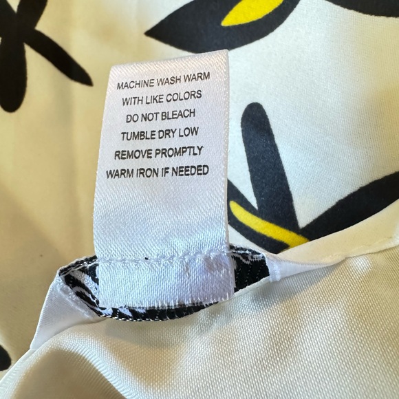 Winlar OS 100% Polyester White V-Neck Tunic with Black and Yellow Floral Motif - Picture 5 of 6